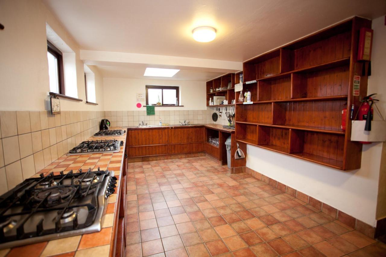 Aille River Tourist Hostel Glamping Doolin Bagian luar foto